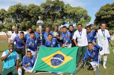 A equipe do Brasil exibe a ta&ccedil;a de campe&atilde;o da Copa Am&eacute;rica