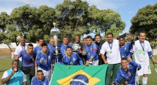 A equipe do Brasil exibe a taça de campeão da Copa América