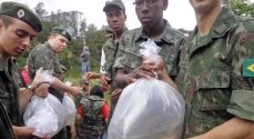 Os alevinos foram levados pelos Atiradores do Tiro de Guerra até o rio