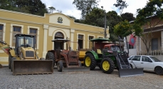 As máquinas ocuparam a frente da Prefeitura e a lateral da praça