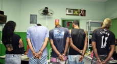 Os cinco suspeitos foram presos em flagrante por tráfico de drogas