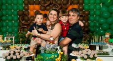  O casal Karine e Rodrigo com os filhos Felipe (o aniversariante do dia) e Lucas.