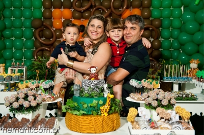  O casal Karine e Rodrigo com os filhos Felipe (o aniversariante do dia) e Lucas.
