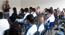 Estudantes ouvem, atentos, palestra do Coordenador da Catrans, Hélio Andrade