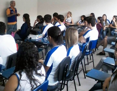 Estudantes ouvem, atentos, palestra do Coordenador da Catrans, H&eacute;lio Andrade