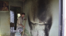 José Monteiro limpa a própria casa após o incêndio