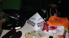 Além de drogas apreendidas, celulares, escada e sandálias foram furtados
