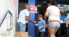 A sexta-feira de greve teve distribuição de sacolinhas com doces