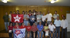 O grupo de filiados cataguasenses com a candidata Gleide Andrade