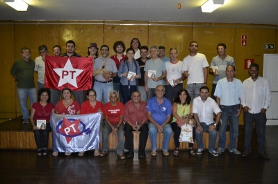 O grupo de filiados cataguasenses com a candidata Gleide Andrade