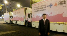 O deputadoDr. Wilson Batista à frente das unidades móveis com mamógrafos