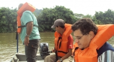 A equipe da Defesa Civil durante levantamento batimétrico no rio Pomba