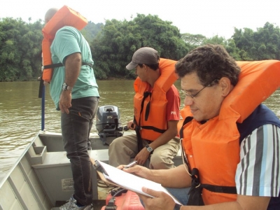 A equipe da Defesa Civil durante levantamento batim&eacute;trico no rio Pomba