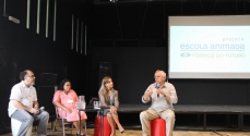 O professor Ladislau Dowbor fala durante a abertura do Escola Animada