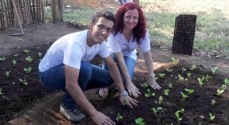 Paulo e Renata durante o plantio de hortaliças na Escola Monsenhor Solindo