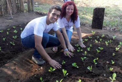 Paulo e Renata durante o plantio de hortali&ccedil;as na Escola Monsenhor Solindo