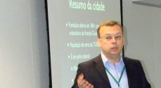 Ângelo Cirino durante sua apresentação na UEMG