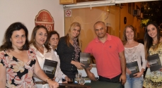 Vinicius, a esposa, Denise Mathias, e amigas no lançamento de seu livro