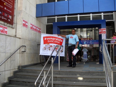 O presidente do Sindicato, Jos&eacute; Ant&ocirc;nio Silva na porta da Caixa em Cataguases com o slogan da campanha salarial 