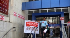 O presidente do Sindicato, José Antônio Silva na porta da Caixa em Cataguases com o slogan da campanha salarial 