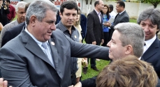 O prefeito Cesinha cumprimento o governador no momento em que chegava a Cataguases