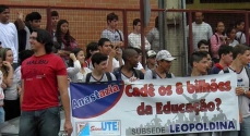 O vereador Oldemar Montenari (de camisa vermelha na foto) participou dos protestos