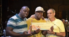 Sorriso, à esquerda, e seu parceiro, recebem o prêmio das mãos do presidente da Energisa, Gabriel Alves Pereira Júnior