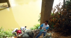 A equipe do setor de Vigilância Epidemiológica realizou o mutirão de limpeza para evitar criadouros do mosquito da dengue