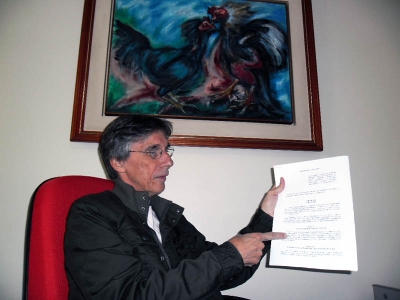 Zeca Junqueira, confiante,  mostra o projeto de lei que ser&aacute; votado esta noite