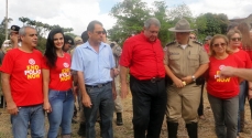 Autoridades participaram do primeiro peixamento realizado em setembro