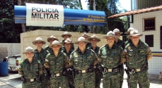 A tropa em Cataguases posa com o novo uniforme