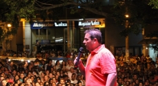 Alexandre Ferreira cumprimenta a multidão durante a festa da Rádio Melodia