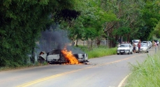 O carro teria se incendiado poucos minutos depois da retirada das vítimas