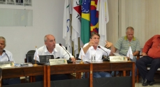 O vereador José Augusto Titoneli (gesticulando na foto) apresenta projeto de lei contra o bullying