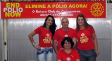 A presidente do Rotary Club de Cataguases, Liliane Riguete Ferreira (primeira à esquerda) e demais rotarianos no lançamento da campanha.