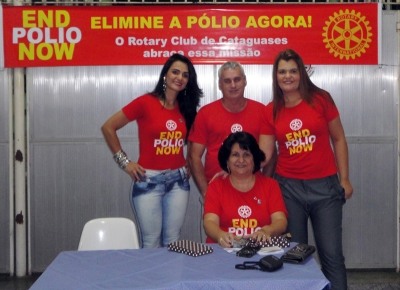 A presidente do Rotary Club de Cataguases, Liliane Riguete Ferreira (primeira &agrave; esquerda) e demais rotarianos no lan&ccedil;amento da campanha.