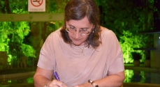 Ângela Peixoto autografa o livro que já foi lançado em outras três cidades