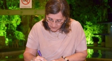 Ângela Peixoto autografa o livro que já foi lançado em outras três cidades