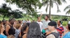 Organizadores e consumidores em frente ao espaço onde aconteceria a Feira do Bras.