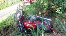 A motocicleta foi encontrada no meio do matagal ao lado da pista