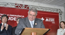 O prefeito Cesinha assina o convênio para participar do ProMunicípio
