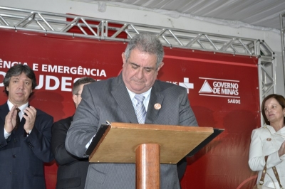 O prefeito Cesinha assina o conv&ecirc;nio para participar do ProMunic&iacute;pio