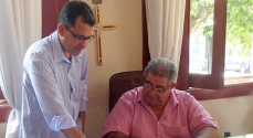 Fernando e Cesinha assinam documentos durante a solenidade