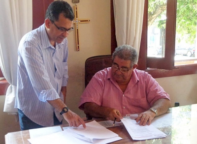 Fernando e Cesinha assinam documentos durante a solenidade