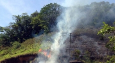 O incêndio foi controlado pela Defesa Civil e mesmo assim consumiu uma grande área