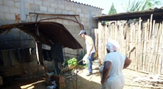 Um integrante da equipe de combate à Dengue durante visita a uma residência em Aracati