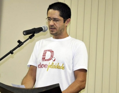 Professor Altamiro durante a apresenta&ccedil;&atilde;o do projeto aos vereadores.
