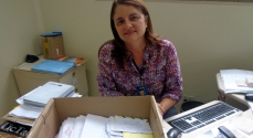 A gerente da agência, Adriana  Alves dos Santos e as cartas das crianças para Papai Noel.