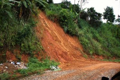 O risco maior no momento, segundo a Defesa Civil, s&atilde;o os deslizamentos de terra (Foto: Arquivo novembro 2011)