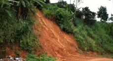 O risco maior no momento, segundo a Defesa Civil, são os deslizamentos de terra (Foto: Arquivo novembro 2011)